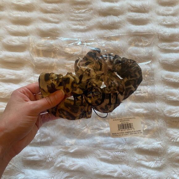 NWT Set of 3 Hair Tie Scrunchies in Cheetah Print - Picture 4 of 5